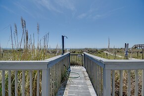 Oceanfront Gem w/ Deck in North Myrtle Beach