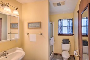'the Brewer Guesthouse' Tiny Home w/ Patio & Yard!