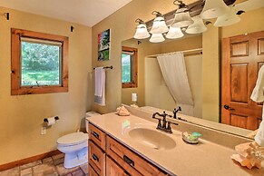 Norfork Lake Getaway: Deck, 6 Mi to Main St!
