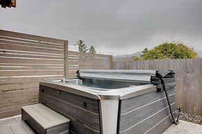 Coastal Haven Getaway ~ 1 Mi to Mill Beach!