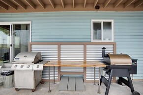 Coastal Haven Getaway ~ 1 Mi to Mill Beach!