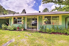 Furnished Deck + Home Gym: Bakersville Retreat!