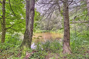 Furnished Deck + Home Gym: Bakersville Retreat!