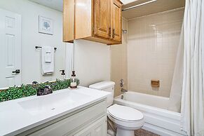 4 Mi to At&t Stadium: Townhome in Fort Worth