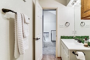 4 Mi to At&t Stadium: Townhome in Fort Worth