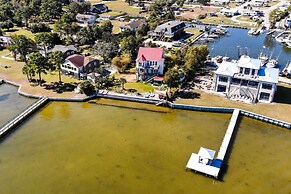 Charming Waterfront Home: Fish, Boat + More!