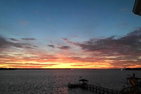 Charming Waterfront Home: Fish, Boat + More!