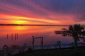 Charming Waterfront Home: Fish, Boat + More!