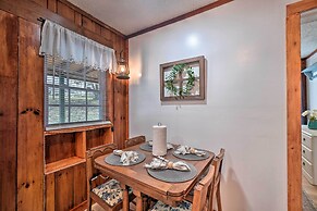 Cozy Knoxville Getaway ~ 8 Mi to Downtown!