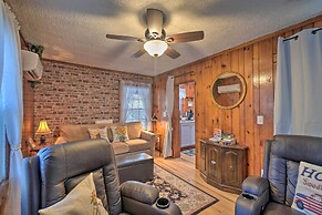 Cozy Knoxville Getaway ~ 8 Mi to Downtown!