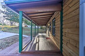 Cozy Knoxville Getaway ~ 8 Mi to Downtown!