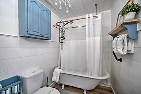 Cozy Knoxville Getaway ~ 8 Mi to Downtown!