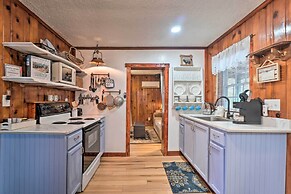 Cozy Knoxville Getaway ~ 8 Mi to Downtown!