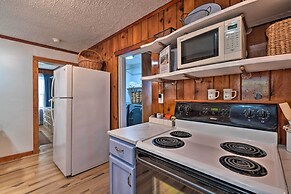 Cozy Knoxville Getaway ~ 8 Mi to Downtown!