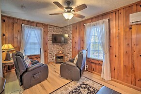 Cozy Knoxville Getaway ~ 8 Mi to Downtown!