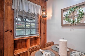 Cozy Knoxville Getaway ~ 8 Mi to Downtown!