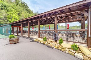 9 Mi to Sugar Mountain: Newland Cabin w/ Fire Pit!