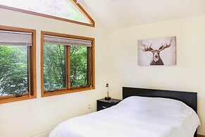 Walk to Beach: Beautiful Lake Naomi Retreat!