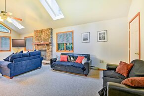 Walk to Beach: Beautiful Lake Naomi Retreat!