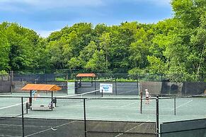 Walk to Beach: Beautiful Lake Naomi Retreat!