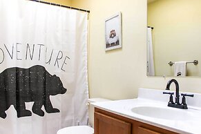 Walk to Beach: Beautiful Lake Naomi Retreat!