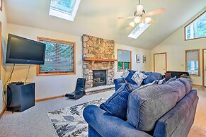 Walk to Beach: Beautiful Lake Naomi Retreat!