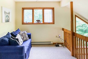 Walk to Beach: Beautiful Lake Naomi Retreat!