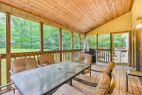 Walk to Beach: Beautiful Lake Naomi Retreat!