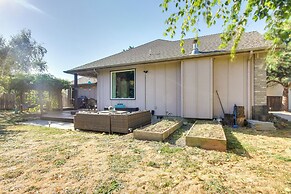 Pet-friendly Home w/ Grill, 2 Mi to Autzen Stadium
