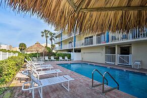 Coastal Condo w/ Balcony: Walk to Madeira Beach!