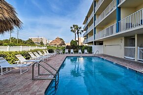 Coastal Condo w/ Balcony: Walk to Madeira Beach!