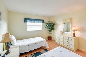 Coastal Condo w/ Balcony: Walk to Madeira Beach!