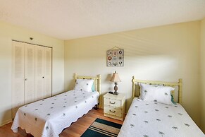 Coastal Condo w/ Balcony: Walk to Madeira Beach!