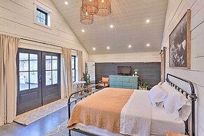 Rustic Rapid City Farmhouse w/ Mountain Views