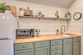 Rustic Rapid City Farmhouse w/ Mountain Views