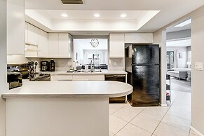 Sarasota Villa w/ Pool Access ~ 4 Mi to Beach!