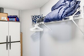 Sarasota Villa w/ Pool Access ~ 4 Mi to Beach!