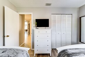 Sarasota Villa w/ Pool Access ~ 4 Mi to Beach!