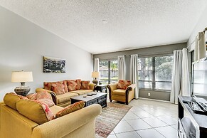 Sarasota Villa w/ Pool Access ~ 4 Mi to Beach!