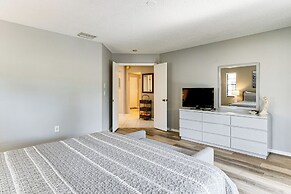 Sarasota Villa w/ Pool Access ~ 4 Mi to Beach!