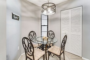 Sarasota Villa w/ Pool Access ~ 4 Mi to Beach!