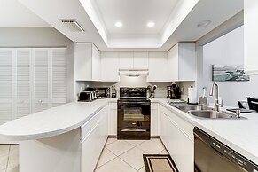 Sarasota Villa w/ Pool Access ~ 4 Mi to Beach!