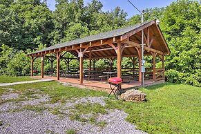 Homey Sevierville Cabin w/ Deck Near Pigeon Forge!