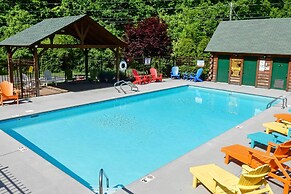 Homey Sevierville Cabin w/ Deck Near Pigeon Forge!