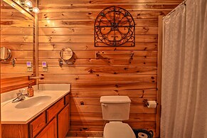 Homey Sevierville Cabin w/ Deck Near Pigeon Forge!