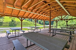 Homey Sevierville Cabin w/ Deck Near Pigeon Forge!
