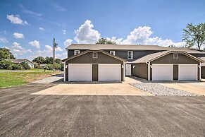 Chic Townhome ~ 6 Mi to Talking Rocks Cavern!