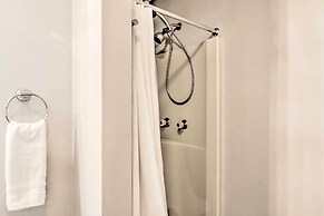 Chic Resort Condo ~ 1 Mi to Attitash Mountain!