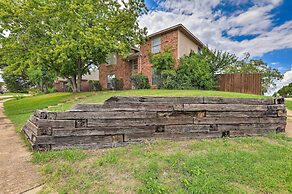 16 Mi to Dtwn Dallas: Spacious Home w/ Yard!