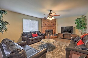 16 Mi to Dtwn Dallas: Spacious Home w/ Yard!